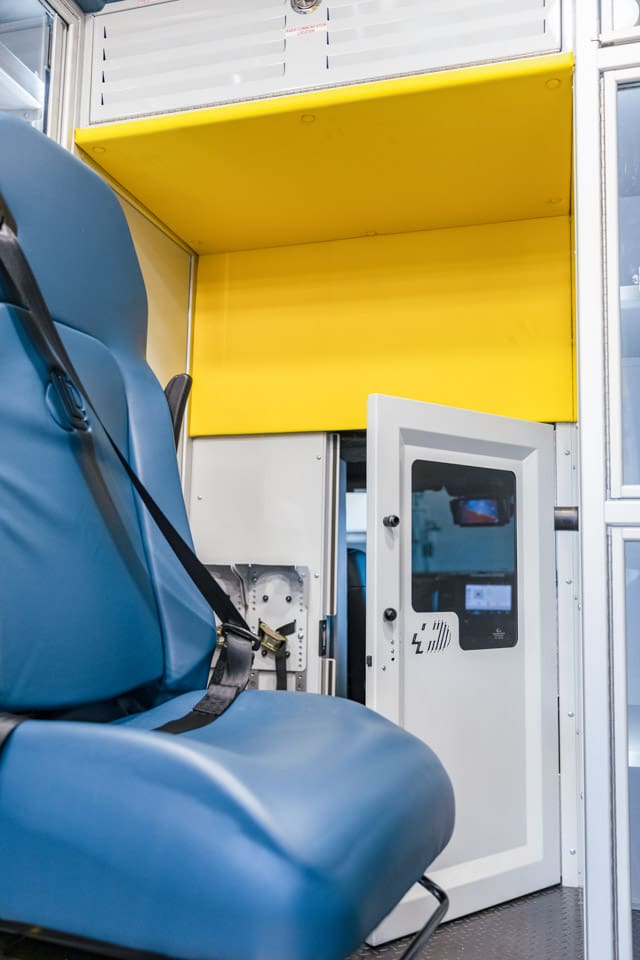 Demers-ambulances-type-1-MXP150-crawl-through-door