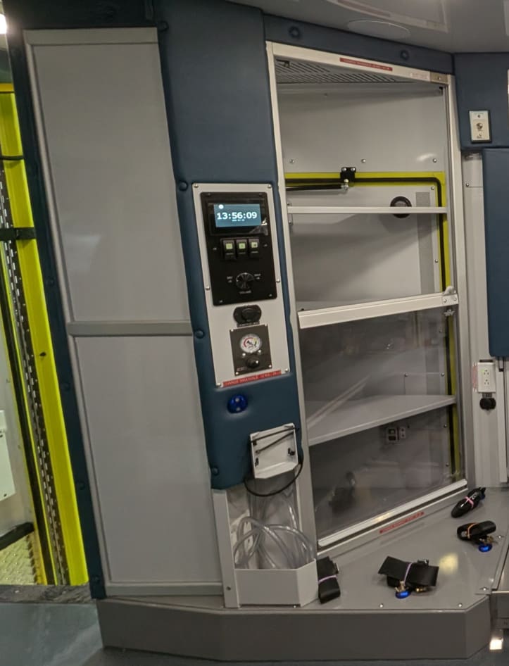 Demers Ambulances_Ajout d’un cylindre oxygène portable_installé