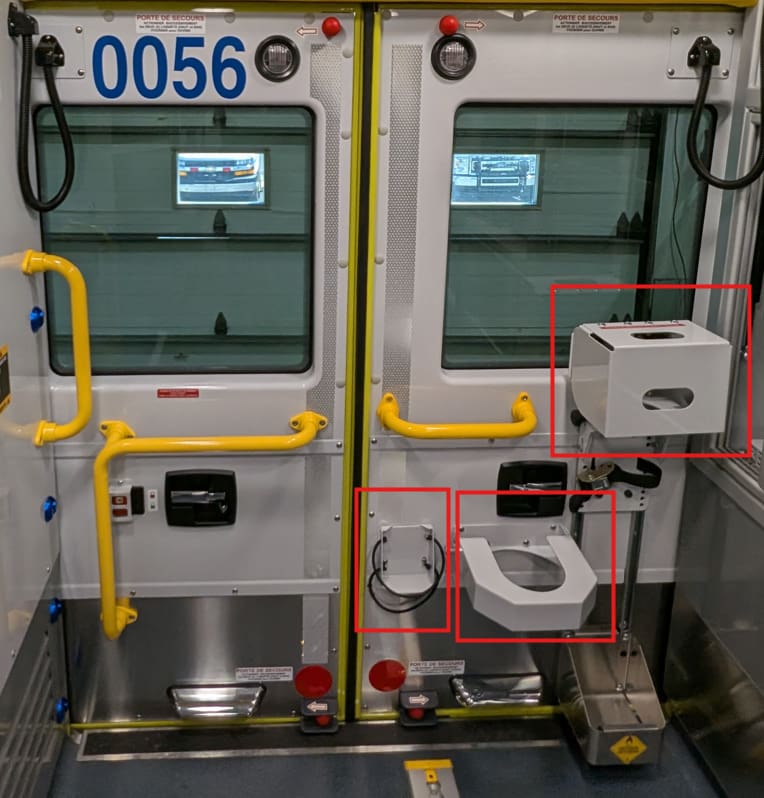 Demers Ambulances_Ajout support poubelle + désinfectant a main + protecteur support O2