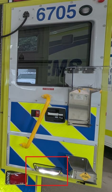 Demers Ambulances_lumières PEL2C claires à l_intérieur des portes arrières